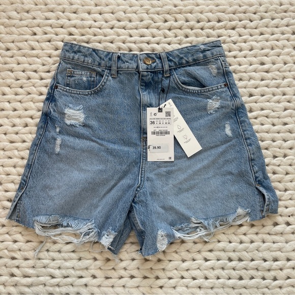 NWT ZARA RIPPED HIGH RISE DENIM SHORTS LIGHT BLUE | 5862/163 SIZE 4 - Picture 2 of 4